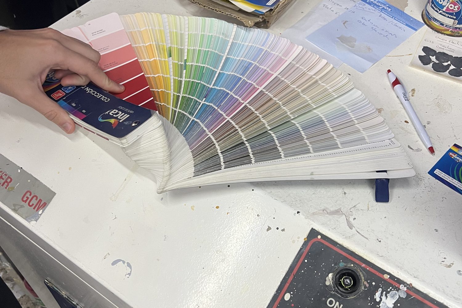 Carta de colores Inca abierta sobre la máquina de colorimetría del mostrador