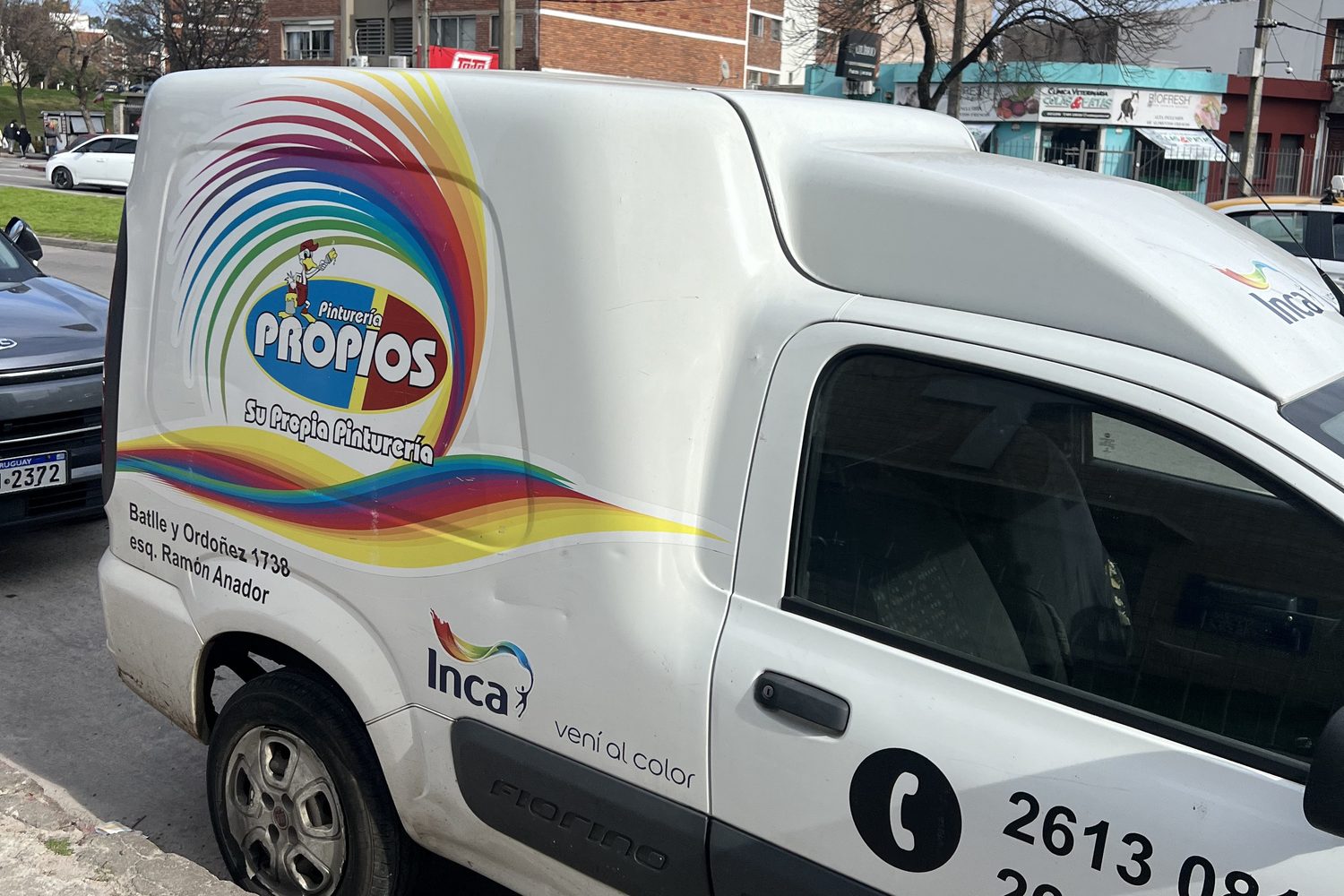 La camioneta de reparto de Propios, con el logo y la dirección del local